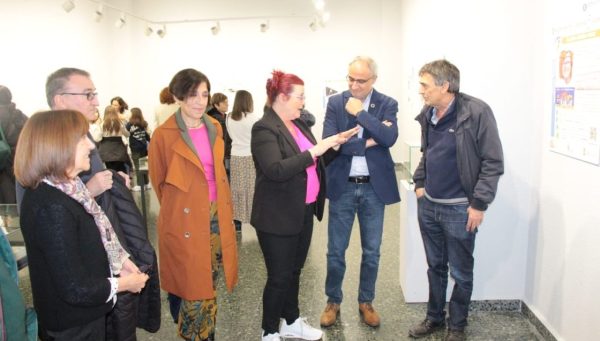 Clara Grima (centro), en la inauguración de la exposición Mujeres Matemáticas