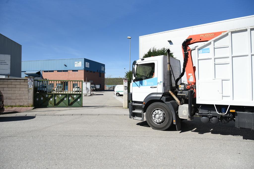 Camiones de recogida de basura entrando en las instalaciones de FCC en Ponferrada