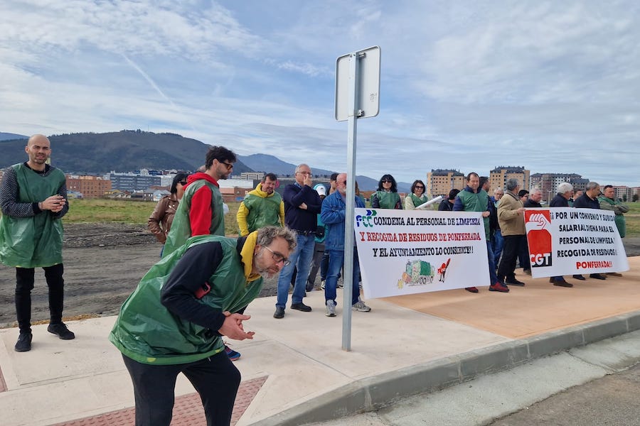 Trabajadores de FCC protestan en la avenida Monte Medulio. / BierzoDiario