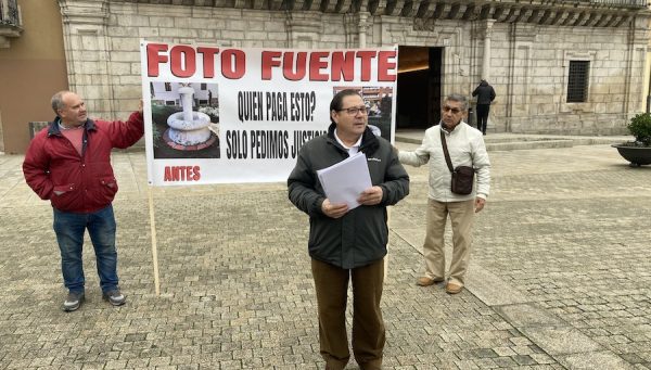 El presidente de la asociación Estación Temple Navaliegos, Ricardo Conde, explica el acuerdo con el Ayuntamiento. / BierzoDiario