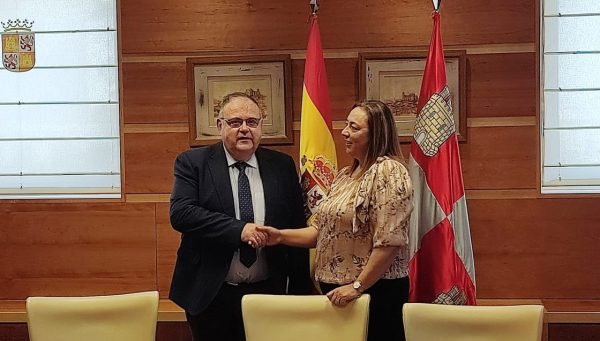 El consejero de Sanidad, Alejandro Vázquez Ramos, y la secretaria autonómica de Satse, Mercedes Gago. / Satse Castilla y León