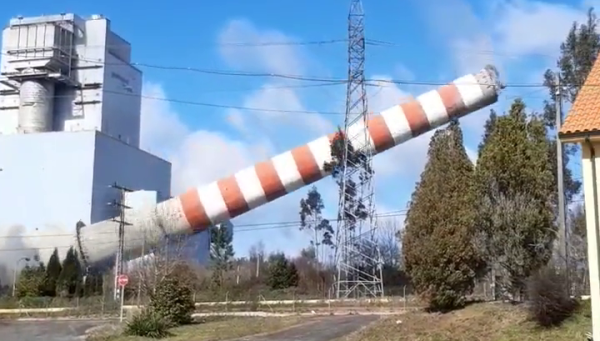 Derribo de la chimenea de la central térmica de Meirama