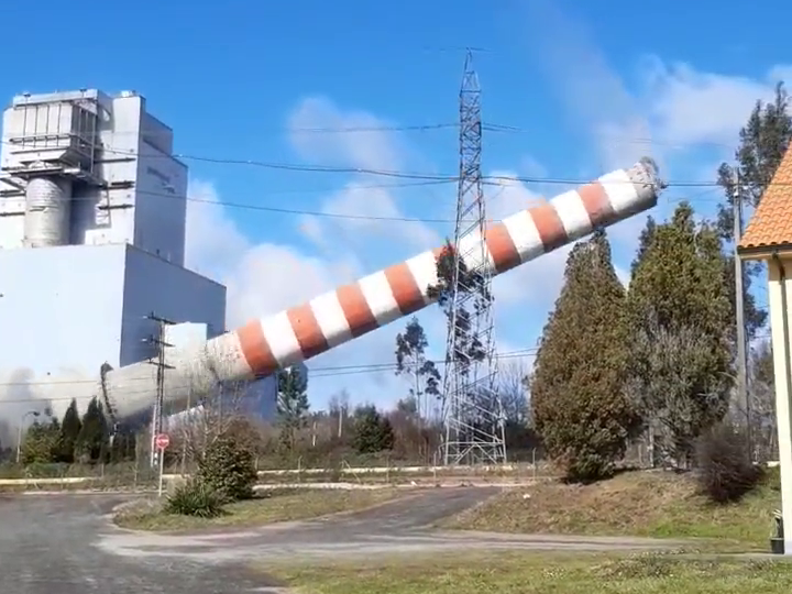 Derribo de la chimenea de la central térmica de Meirama