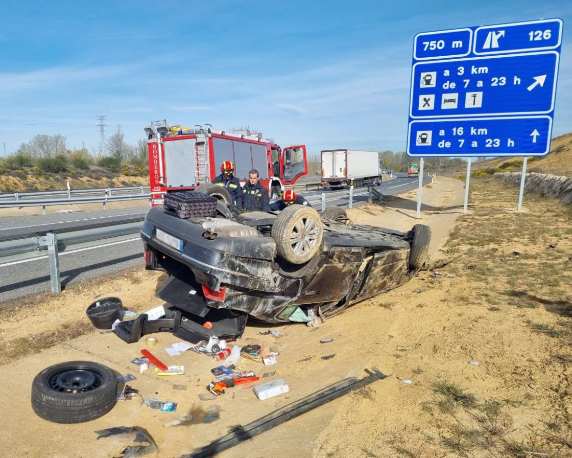 Accidente de tráfico en la A-60, en el término municipal de Valdefresno (León), en el que falleció una mujer