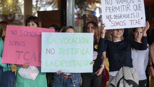 Los técnicos en cuidados auxiliares de enfermería se concentran en León para evitar la desaparición de su profesión