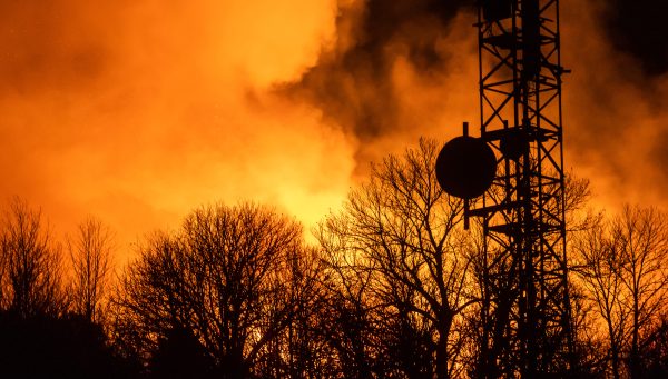 Incendio forestal en las inmediaciones de la localidad de Monsagro (Salamanca). / ICAL