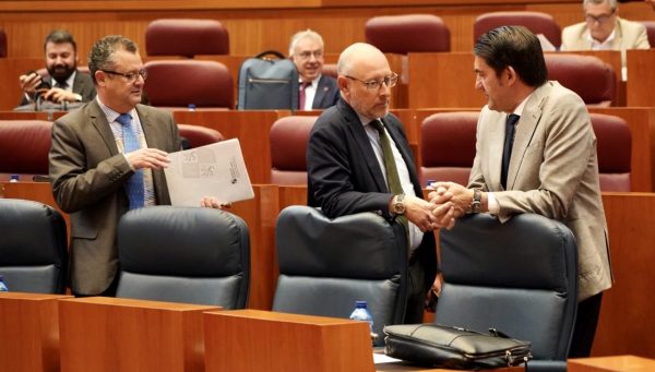 El consejero de Medio Ambiente, Vivienda y Ordenación del Territorio, Juan Carlos Suárez-Quiñones, conversa con el procurador de Vox Ignacio Sicilia durante la segunda jornada del pleno de las Cortes de Castilla y León