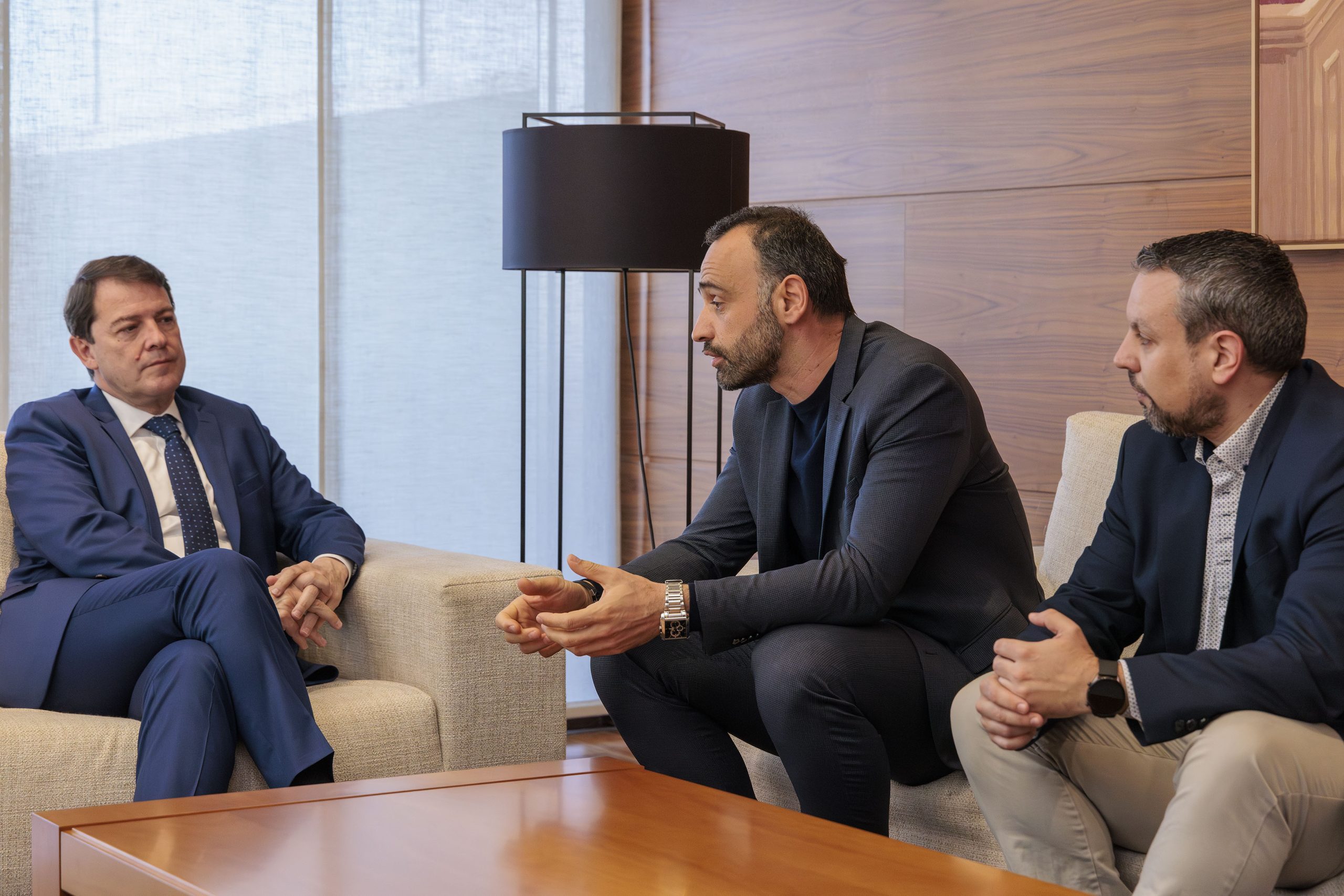 El presidente de la Junta de Castilla y León, Alfonso Fernández Mañueco, se reúne con el decano del Colegio Profesional de Periodistas de Castilla y León, Pedro Lechuga Mallo