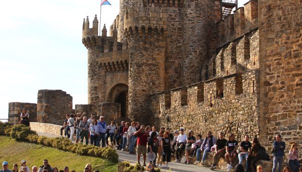 Turistas de Semana Santa en Ponferrada. / César Sánchez