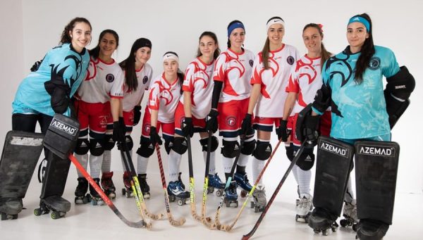 Emma López, primera por la izquierda, junto a sus compañeras del Bembibre Hockey