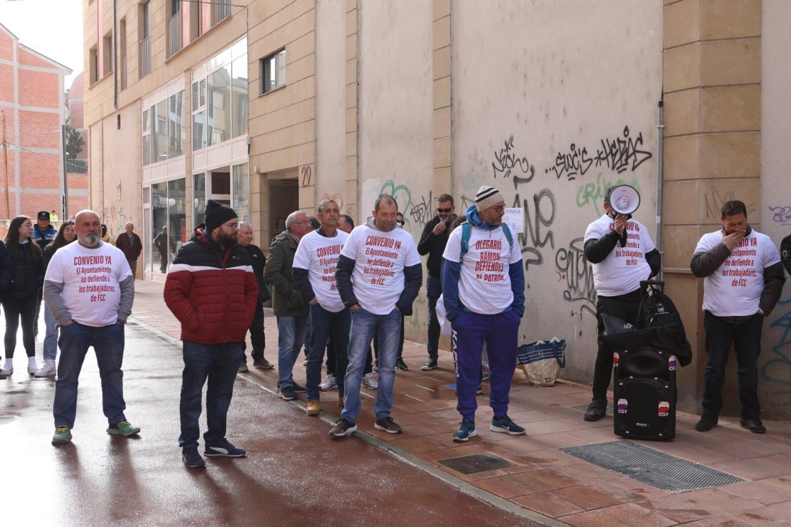 Protesta de los trabajadores de la recogida de basura durante la inauguración de la remodelación de la calle Real. / QUINITO