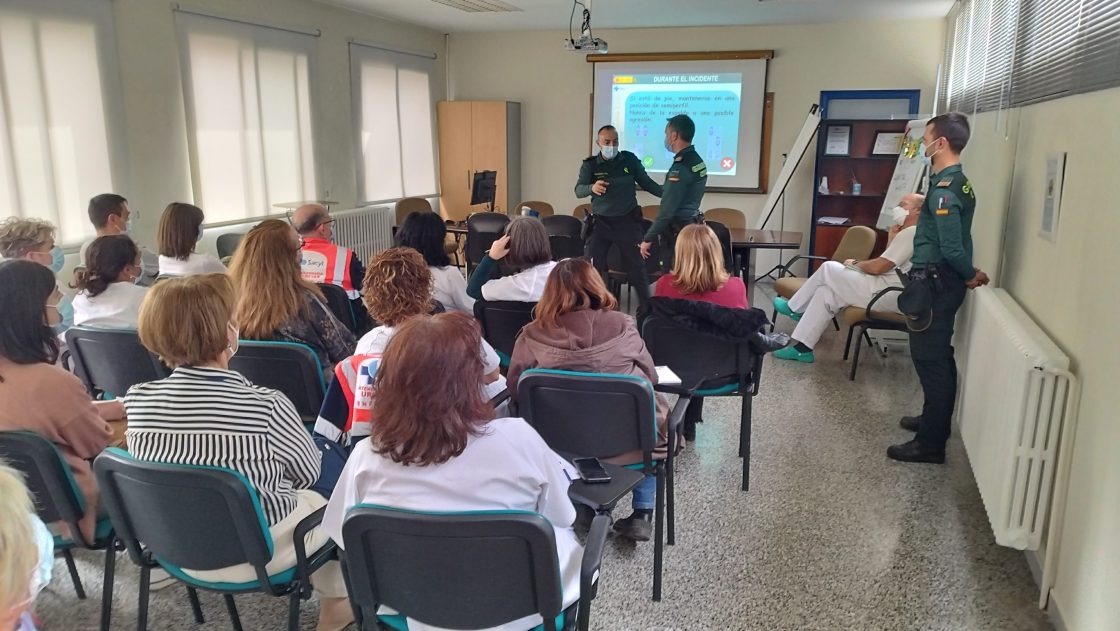 Charla de la Guardia Civil al personal sanitario del Sacyl en el Bierzo