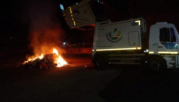 Basura en llamas durante la huelga de recogida en Ponferrada