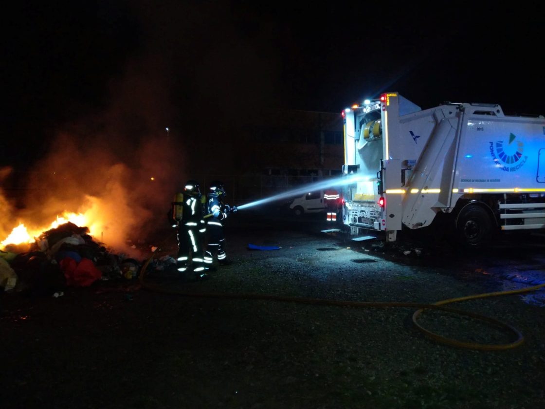 Los bomberos apagan el fuego declarado en un camión de recogida de basura. / EBD