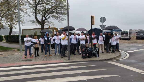 Protesta de los trabajadores de FCC durante la inauguración de la rotonda