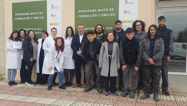 El alcalde de Camponaraya, Eduardo Morán, junto a los participantes en los talleres de formación y empleo del municipio