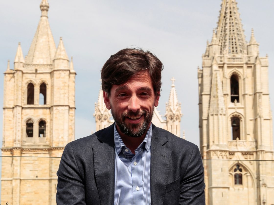 El secretario general de Ciudadanos, Adrián Vázquez, durante un acto de campaña en León