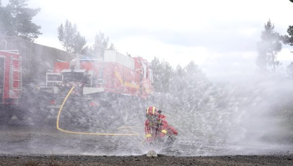 Miriam Chacón / ICAL . El BIEM V de la UME se prepara en Torre del Bierzo para la lucha contra incendios forestales en Castilla y León. En la imagen un momento del ejercicio de autoprotección