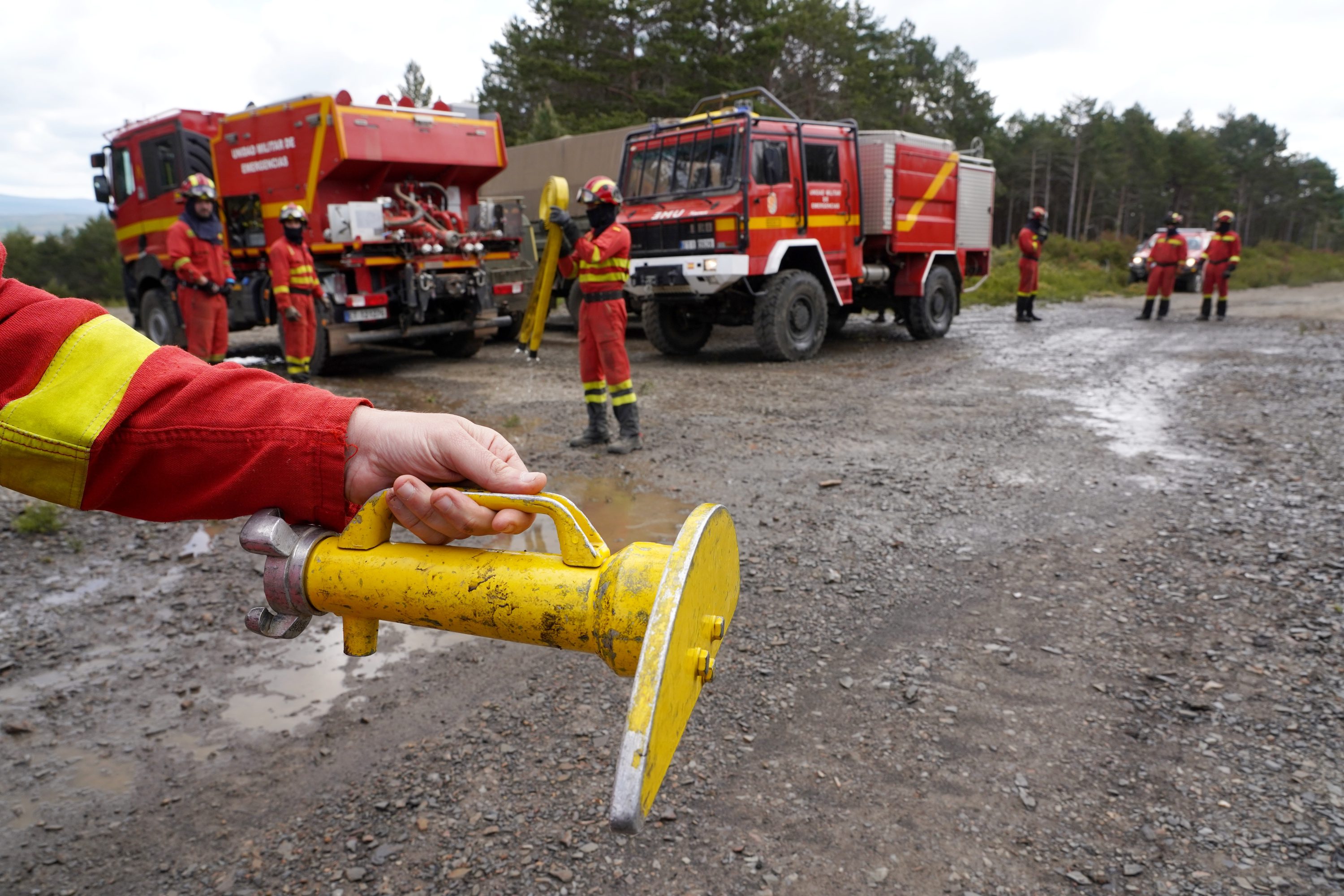 Miriam Chacón / ICAL . El BIEM V de la UME se prepara en Torre del Bierzo para la lucha contra incendios forestales en Castilla y León. En la imagen un momento del ejercicio de autoprotección