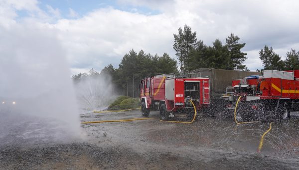 Miriam Chacón / ICAL . El BIEM V de la UME se prepara en Torre del Bierzo para la lucha contra incendios forestales en Castilla y León. En la imagen un momento del ejercicio de autoprotección