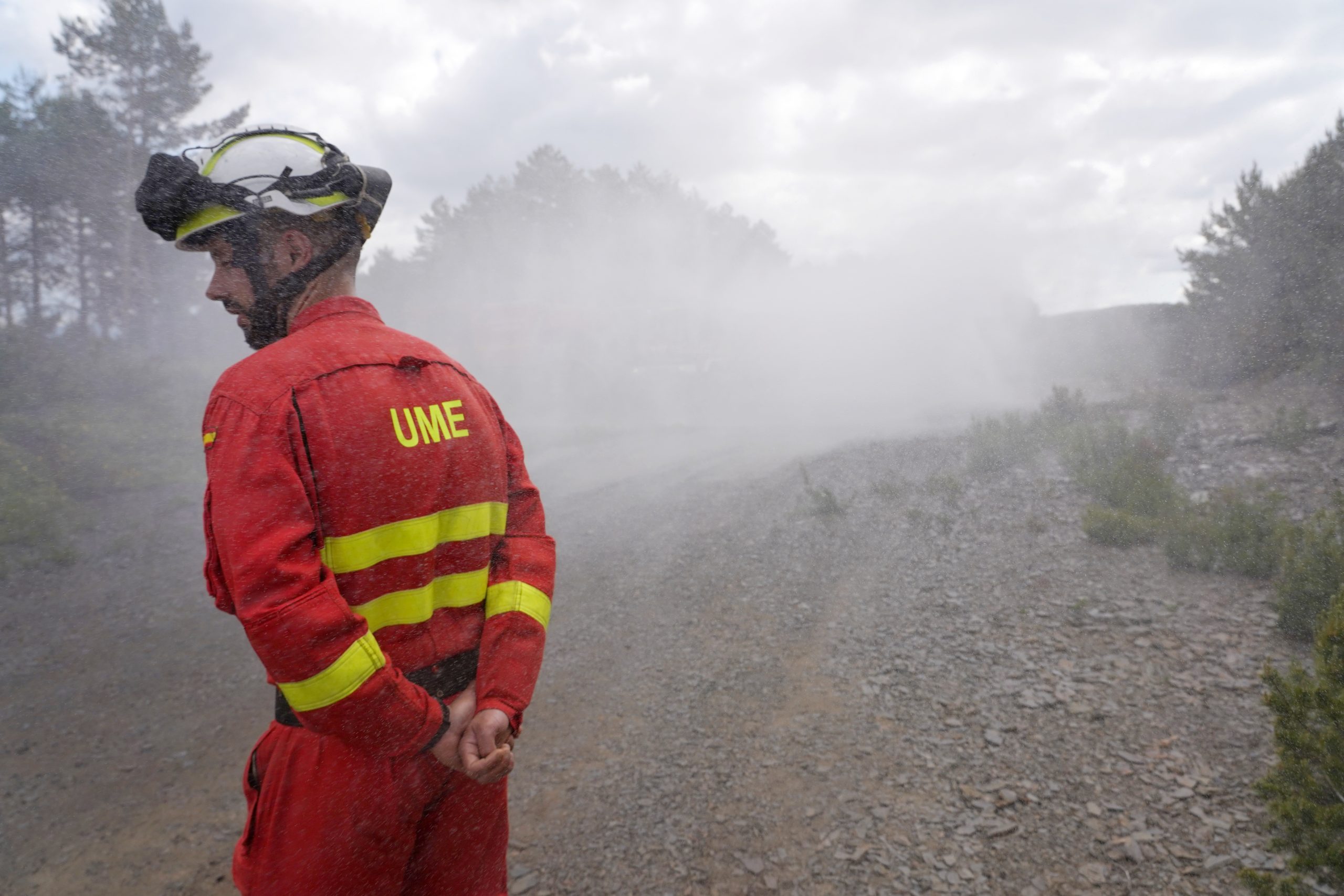 Miriam Chacón / ICAL . El BIEM V de la UME se prepara en Torre del Bierzo para la lucha contra incendios forestales en Castilla y León. En la imagen un momento del ejercicio de autoprotección