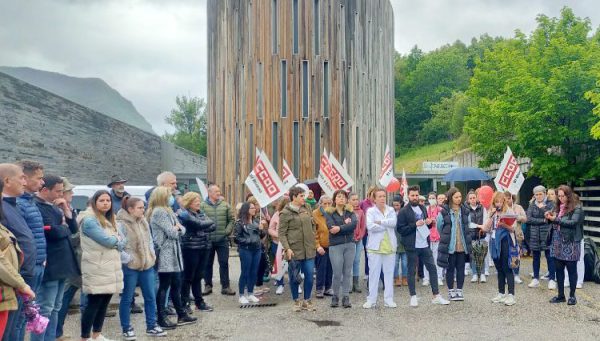 Concentración de protesta de los trabajadores del centro sociosanitario Valle de Laciana, en Villablino