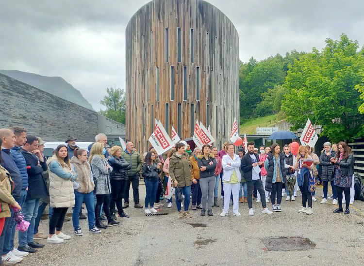 Concentración de protesta de los trabajadores del centro sociosanitario Valle de Laciana, en Villablino