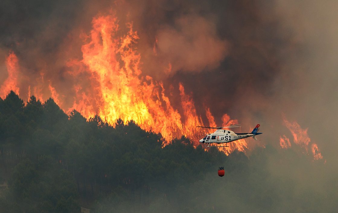 Medios aéreos y de tierra de Castilla y León colaboran en la extinción del incendio forestal declarado en Las Hurdes y la Sierra de Gata(Cáceres), muy cerca de la provincia de Salamanca