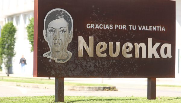 Aparece rociada con líquido la placa en homenaje a Nevenka en Ponferrada. / César Sánchez