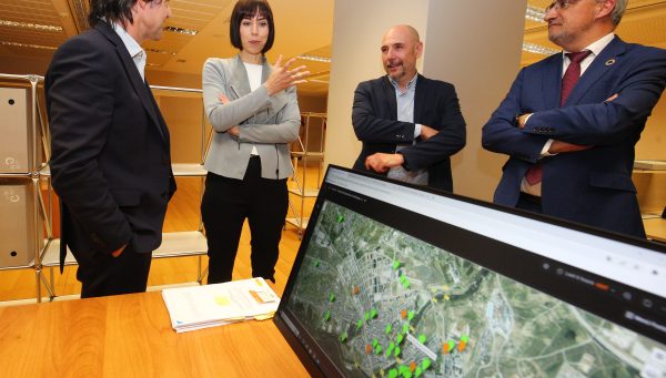 La ministra de Ciencia e Innovación, Diana Morant, junto al alcalde de Ponferrada, Olegario Ramón, durante su visita al pabellón de mandos de Ciuden para visitar la Unidad Municipal de Innovación