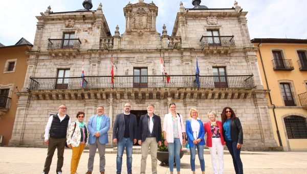 El secretario general del Partido Popular de Castilla y León, Francisco Vázquez junto al candidato al Ayuntamiento de Ponferrada, Marco Morala, durante su reunión con la Federación Leonesa de Empresarios y la Cámara de Comercio