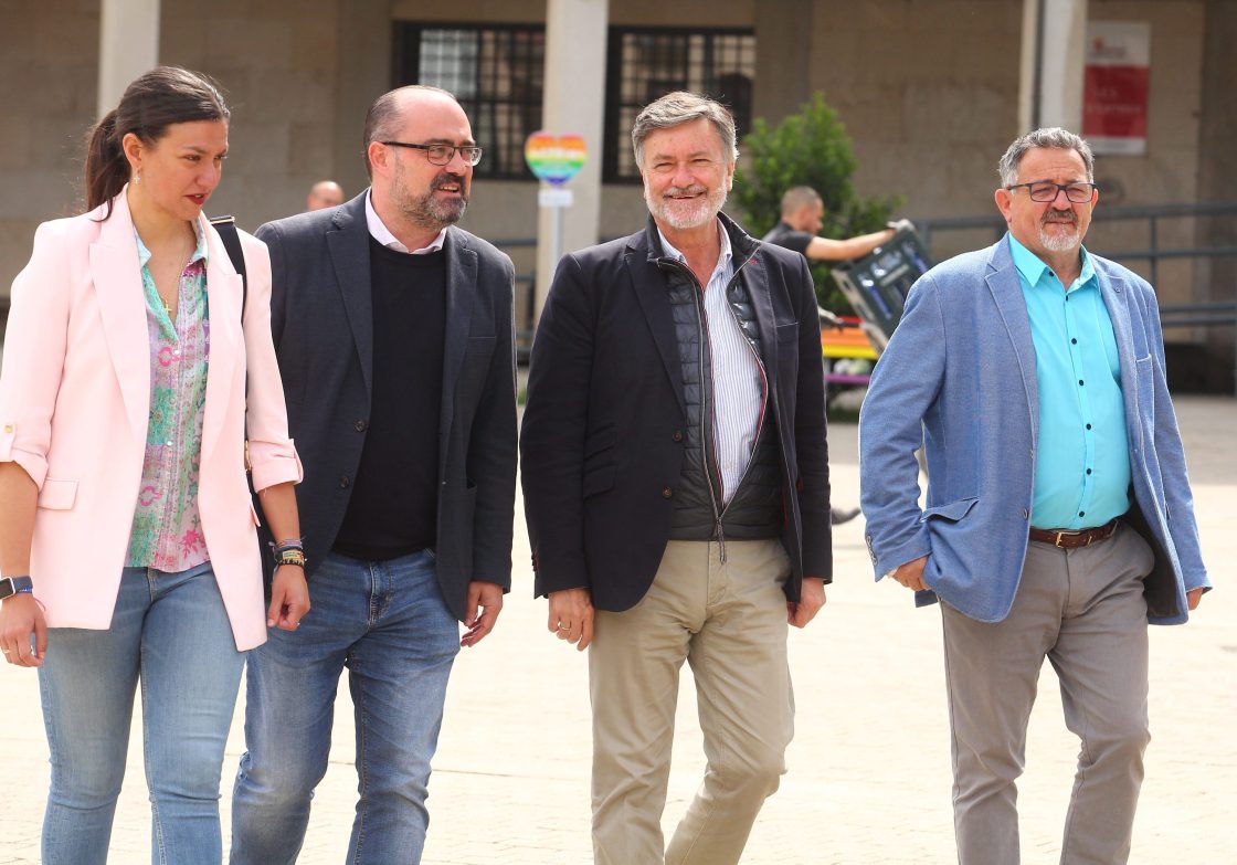 El secretario general del Partido Popular de Castilla y León, Francisco Vázquez junto al candidato al Ayuntamiento de Ponferrada, Marco Morala, durante su reunión con la Federación Leonesa de Empresarios y la Cámara de Comercio