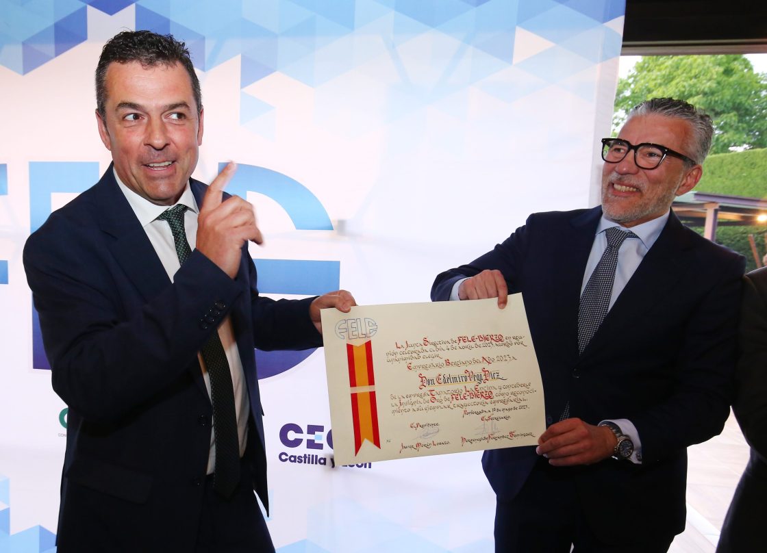 El presidente de la Federación Leonesa de Empresarios del Bierzo, Javier Morán (I), entrega la insignia de oro al Empresario Berciano del Año 2023, Delmiro Vega (D). / C. Sánchez