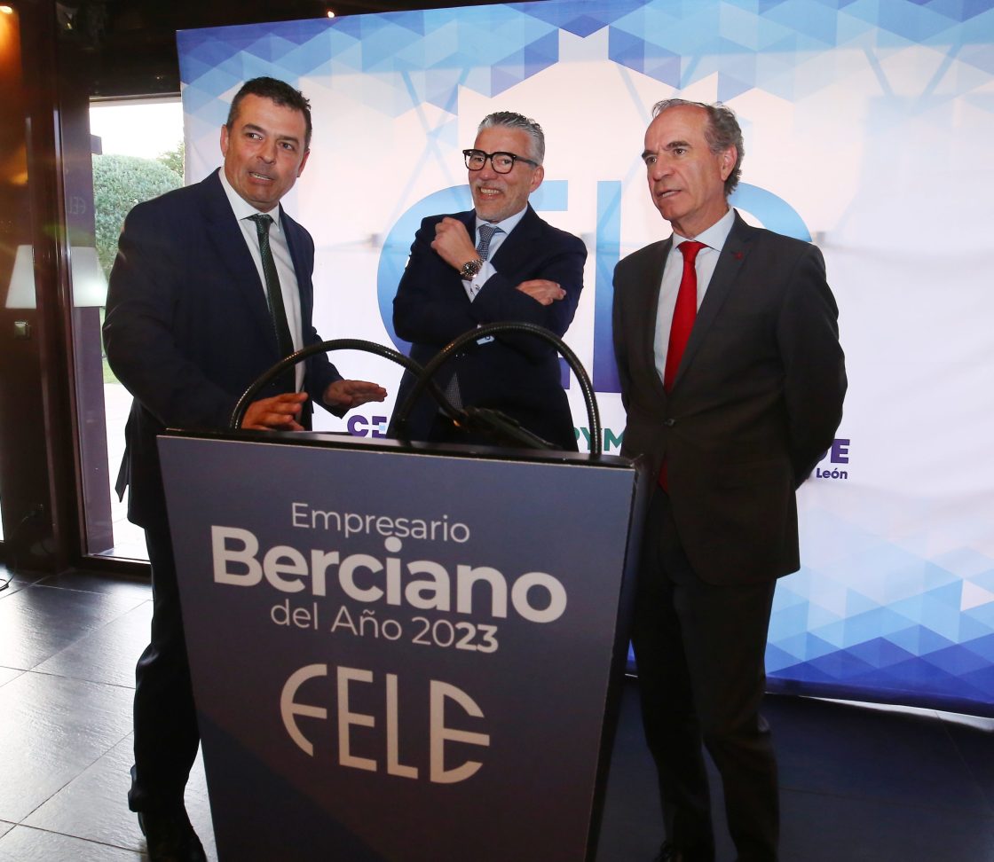 El presidente de la Federación Leonesa de Empresarios del Bierzo, Javier Morán (I), entrega la insignia de oro al Empresario Berciano del Año 2023, Delmiro Vega (D). / C. Sánchez