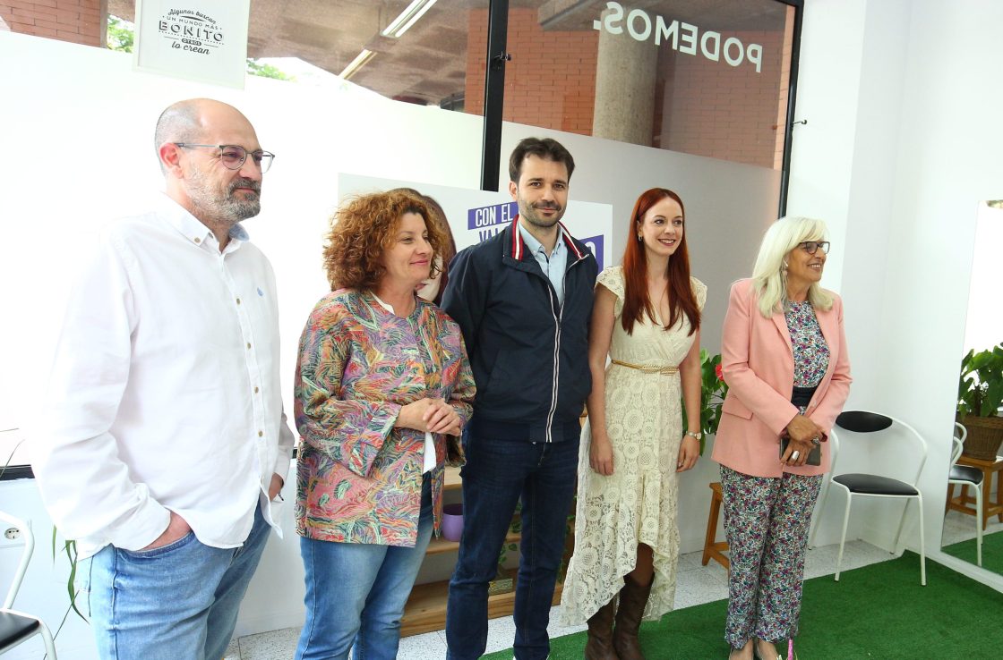 El diputado nacional y portavoz nacional de Unidas Podemos, Javier Sánchez Serna, junto a la candidata de Pondremos - Alianza Verde a la alcaldía de Ponferrada, Lorena González, durante su visita para conocer los proyectos de la candidatura visita Ponferrada. / C. Sánchez