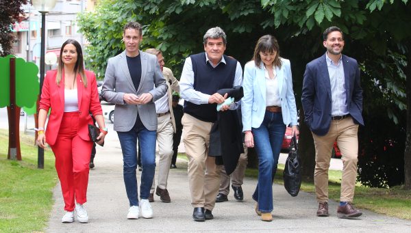 El ministro de Inclusión, Seguridad Social y Migraciones, José Luis Escrivá, participa en un acto electoral del PSOE, junto a la procuradora Nuria Rubio y el candidato a la Alcaldía, Mario Rivas, en la Casa de la Cultura de Villablino (León)