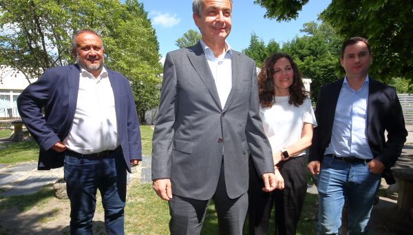 El expresidente del Gobierno, José Luis Rodríguez Zapatero, durante el encuentro con militantes y componentes de la lista del PSOE a la alcaldía de Bembibre