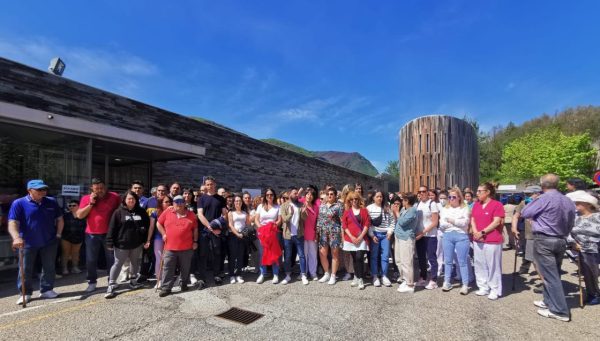 Concentración a las puertas del centro sociosanitario Valle de Laciana, en Villablino