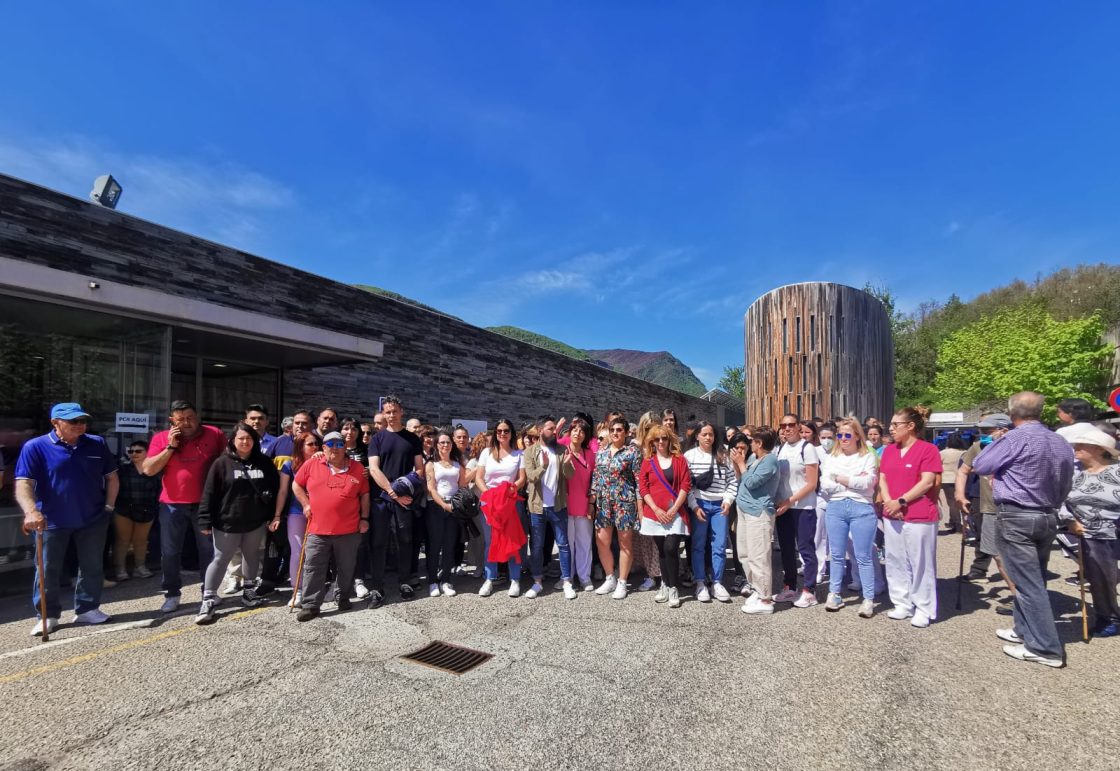 Concentración a las puertas del centro sociosanitario Valle de Laciana, en Villablino