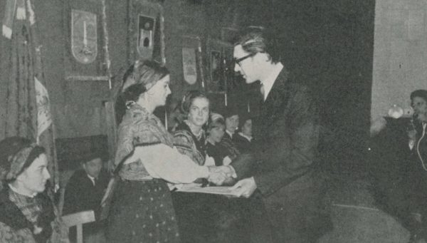 Francisco Umbral recogiendo el Premio de Novela Corta ‘Provincia de León’, en Villablino, en el año 1965