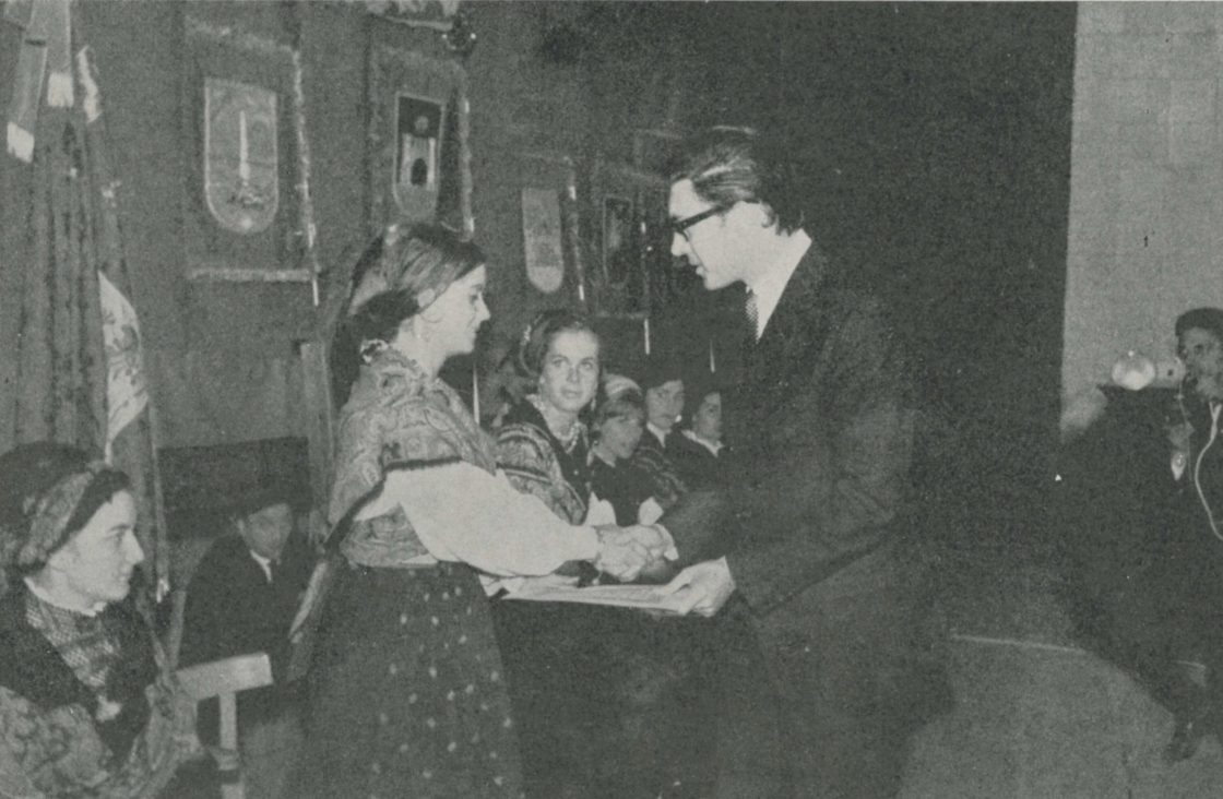 Francisco Umbral recogiendo el Premio de Novela Corta ‘Provincia de León’, en Villablino, en el año 1965