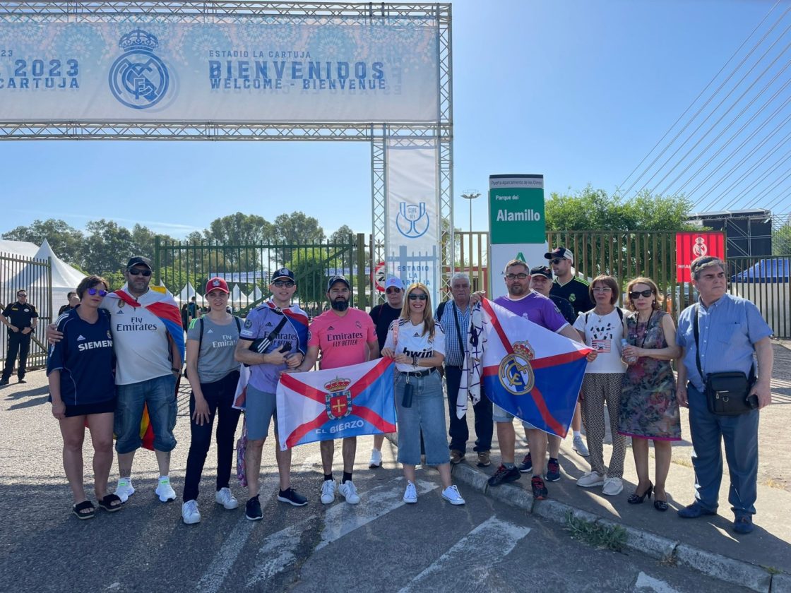 Miembros de la Peña Real Madrid El Bierzo, a las puertas del estadio de La Cartuja