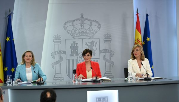 La portavoz del Gobierno y ministra de Política Territorial, Isabel Rodríguez, la vicepresidenta y ministra de Asuntos Económicos y Transformación Digital, Nadia Calviño, y la ministra de Educación y FP, Pilar Alegría, durante la rueda de prensa posterior al Consejo de Ministros