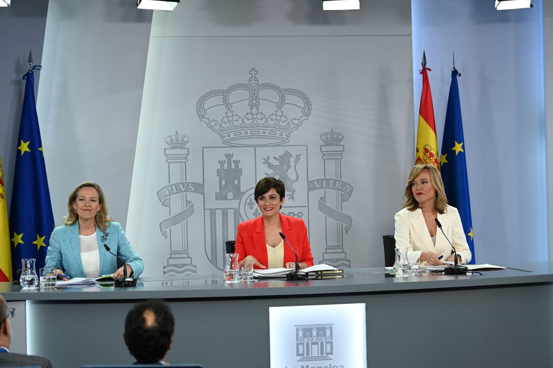 La portavoz del Gobierno y ministra de Política Territorial, Isabel Rodríguez, la vicepresidenta y ministra de Asuntos Económicos y Transformación Digital, Nadia Calviño, y la ministra de Educación y FP, Pilar Alegría, durante la rueda de prensa posterior al Consejo de Ministros