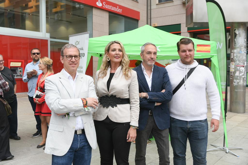 Acto de la candidatura de Vox en Ponferrada con el consejero de Industria, Comercio y Turismo, Mariano Veganzones. / QUINITO