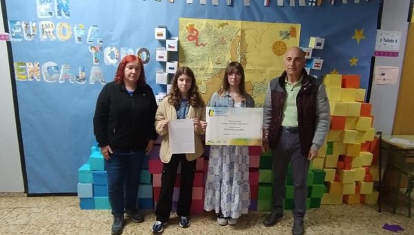 Adara Vassalo y Ana Méndez, premiadas en el concurso de cuentos en portugués.