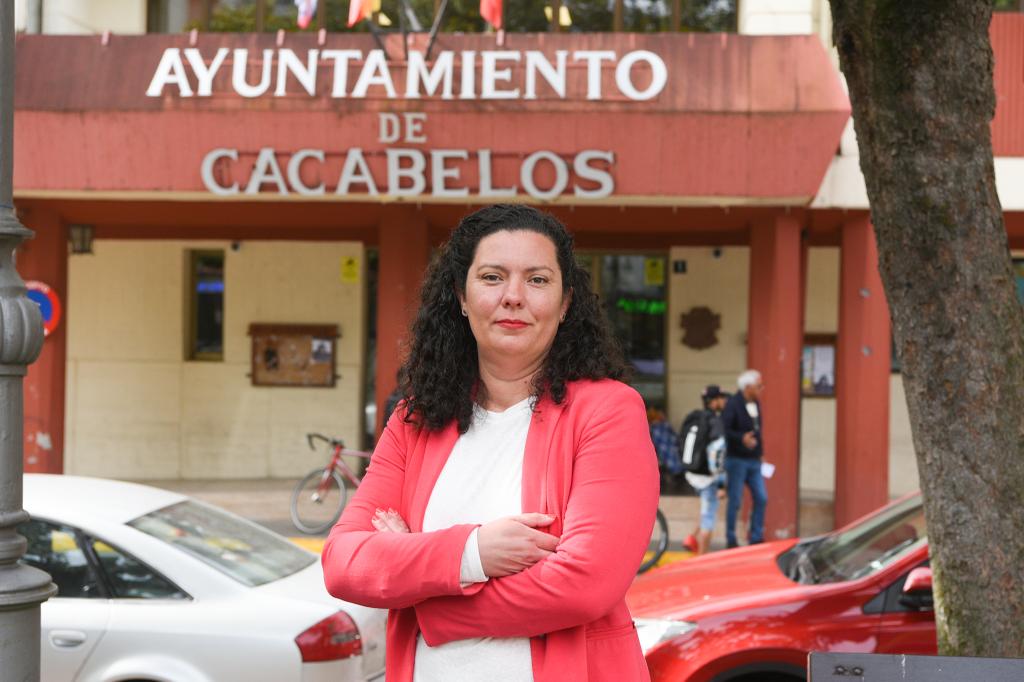 La alcaldesa de Cacabelos y candidata a la Alcaldía por el PSOE, Irene González. / QUINITO