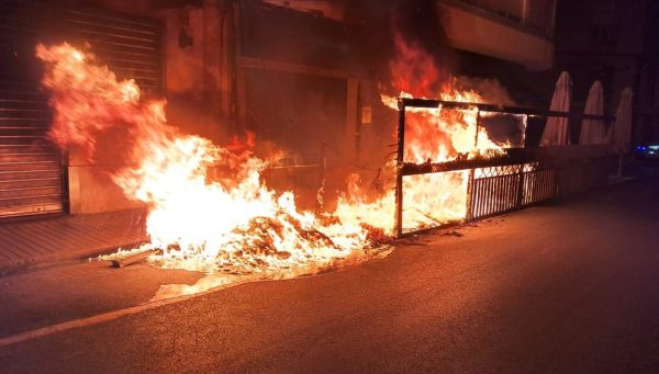 Incendio en el bar La Lonja de Ponferrada. / EBD