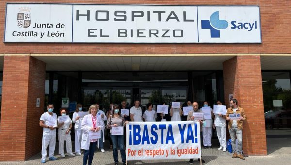 Celadores manifestándose en el Hospital El Bierzo. / EBD