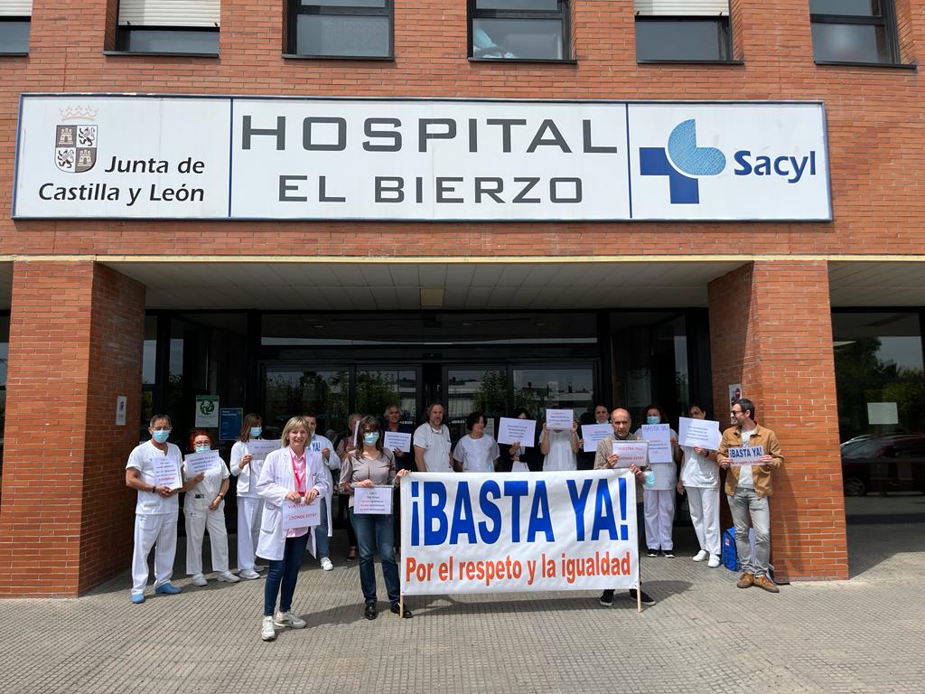 Celadores manifestándose en el Hospital El Bierzo. / EBD